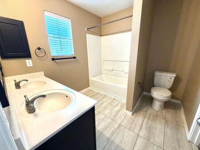 Building Photo - Spacious 3 Bedroom Home with Loft in Bulverde Village