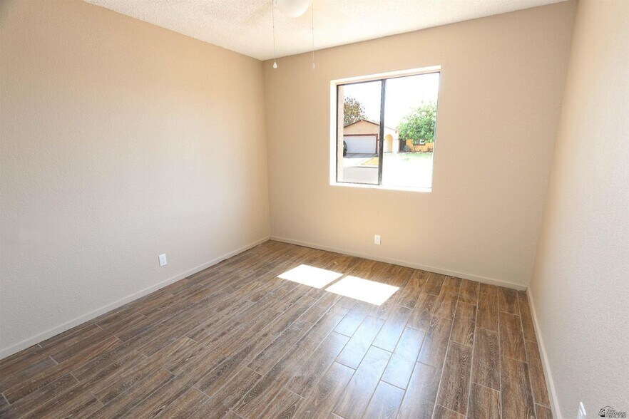 Building Photo - 1276 S Pagent Ave