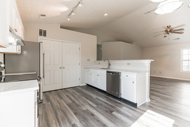 Building Photo - Three bedroom rental on Woodhaven Pl