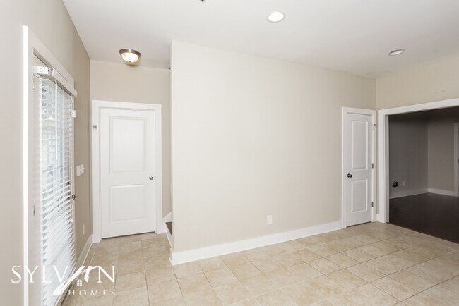 Building Photo - This delightful 3BR 2.5BA is a gem