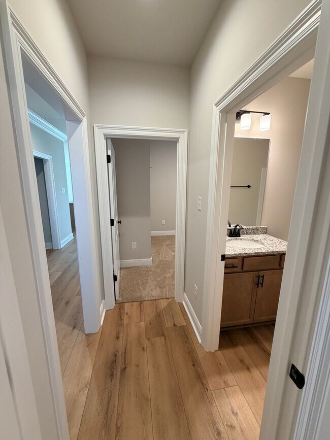 Building Photo - 816 Venecia Dr