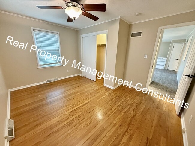 Building Photo - 3-Bedroom Home Near Downtown Overland Park!