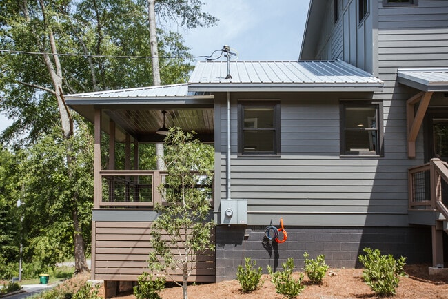 Building Photo - 132 Flint St