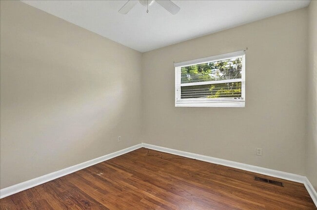 Building Photo - 4 bed 2 bath house, walk to stadium! Available August 2026