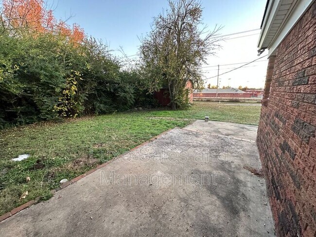 Building Photo - 116 W Rose Dr
