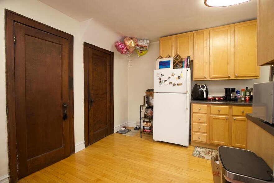 Building Photo - 733 Elm