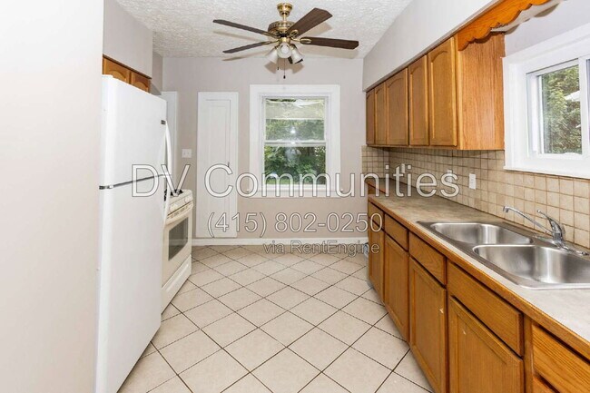 Building Photo - 9110 Rosewood Ave
