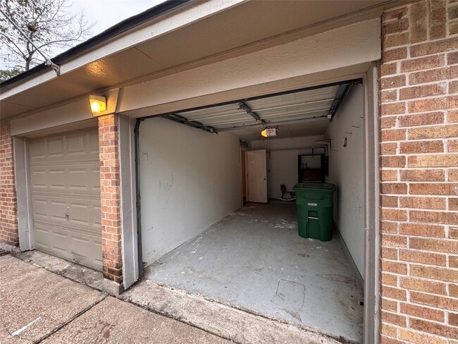 Building Photo - 2827 Parkwood Manor Dr