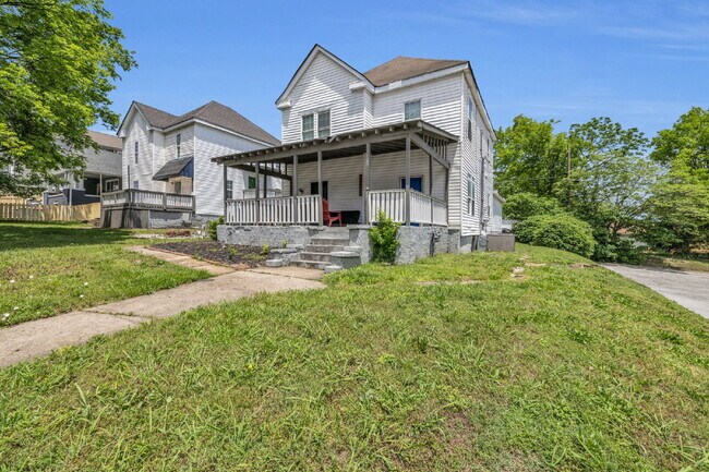 Primary Photo - Sleek Highland Park Unit – Great Location,...