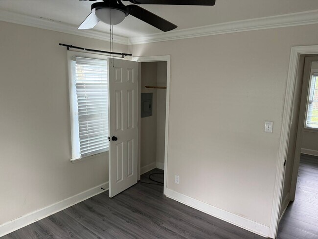 Building Photo - 3 BR/1BA | Newly Renovated Cottage| Cove security system| Fully fenced backyard