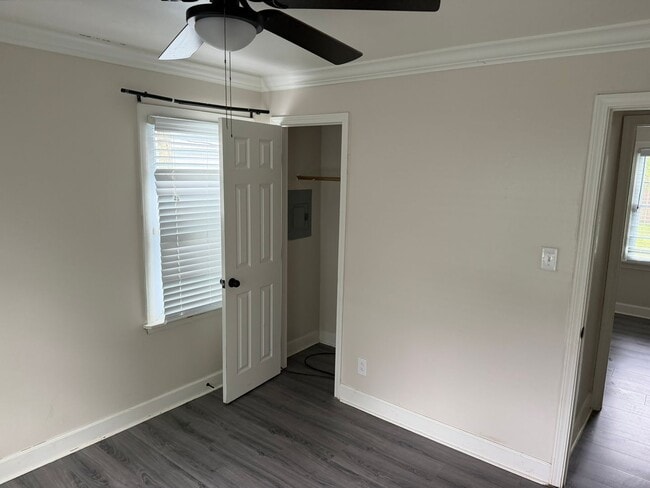 Building Photo - Adorable Renovation