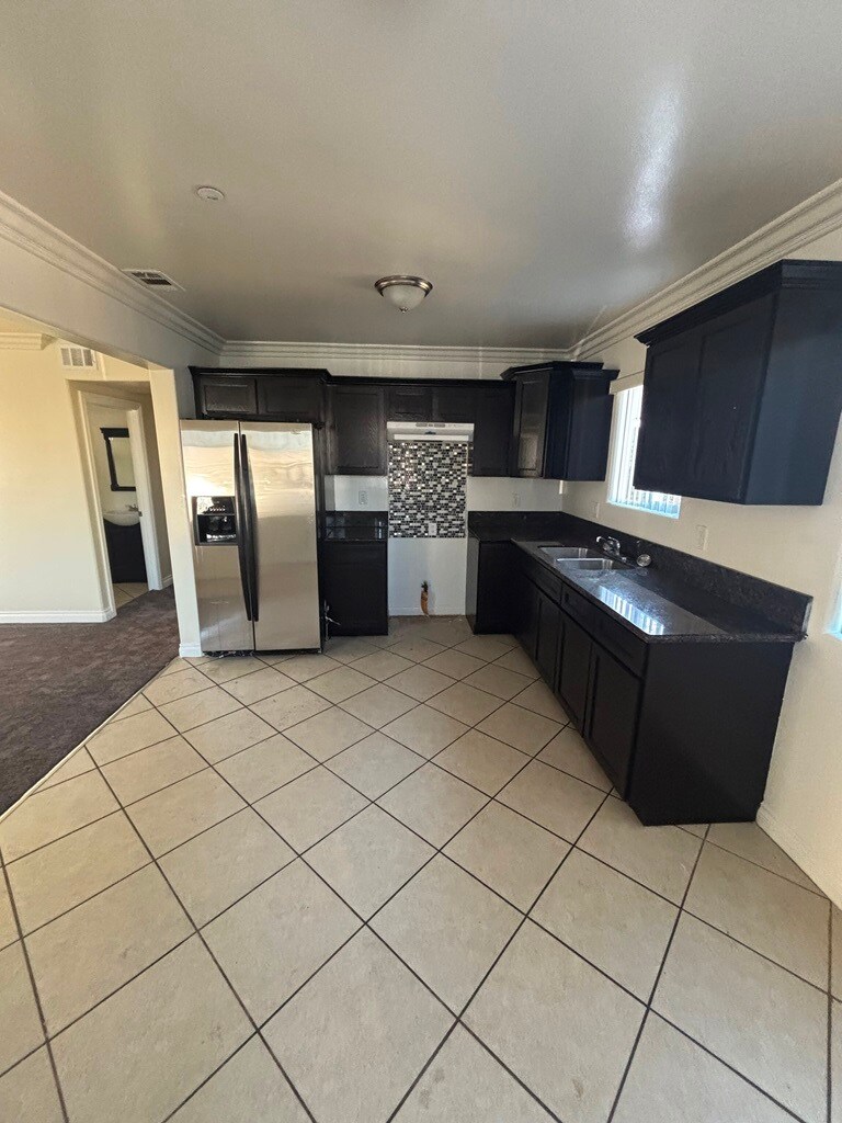 Building Photo - 314 W 65th St