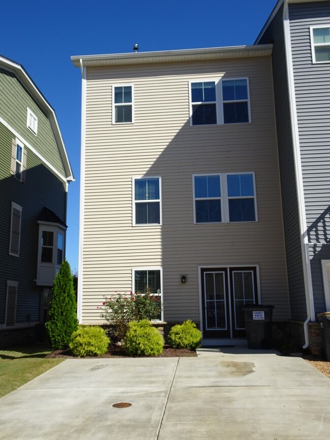 Building Photo - End Unit Town home in the Villages at Cand...