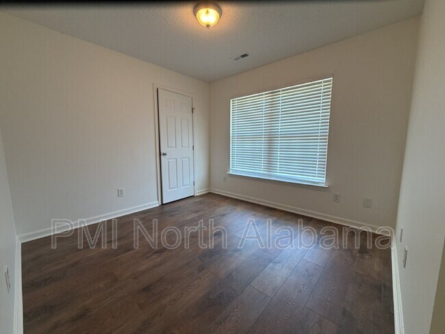 Building Photo - 111 Turnstone Ct SW