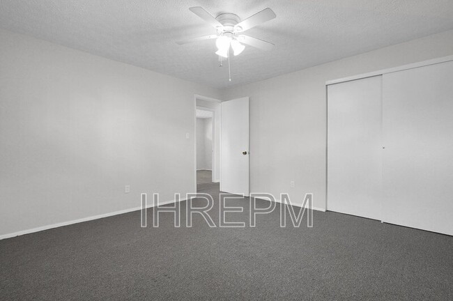 Building Photo - 6403 Roselawn Ave
