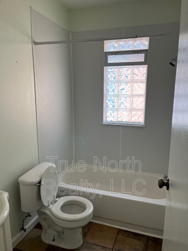 Building Photo - 1160 1/2 Oak Street