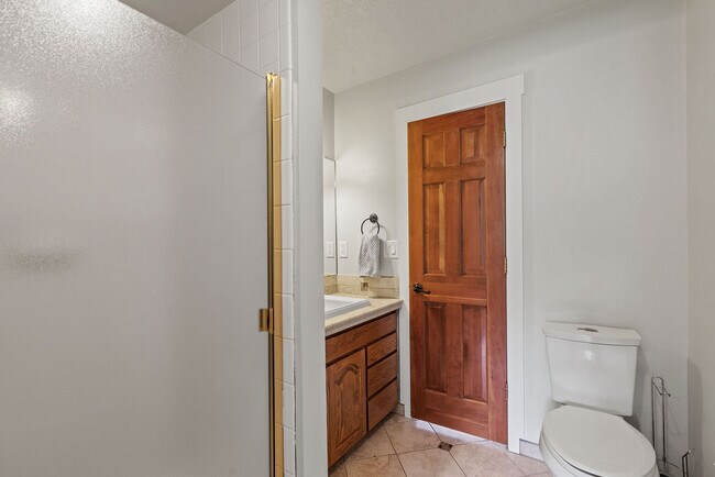 Building Photo - 2213 Grosvenor Ct