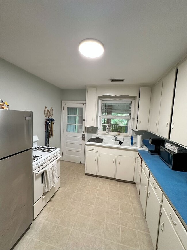 Building Photo - 2 Bedroom | 1 Bathroom Home – Downtown Charleston - Available January 1!