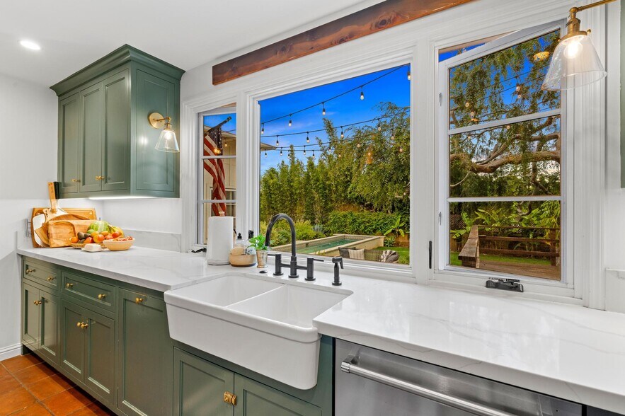 Kitchen with views of backyard - 2697 Wilson St