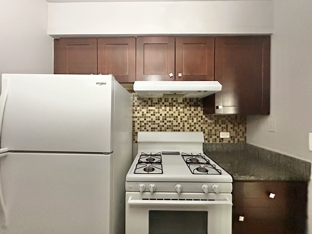 Building Photo - 5820 N Sheridan Rd