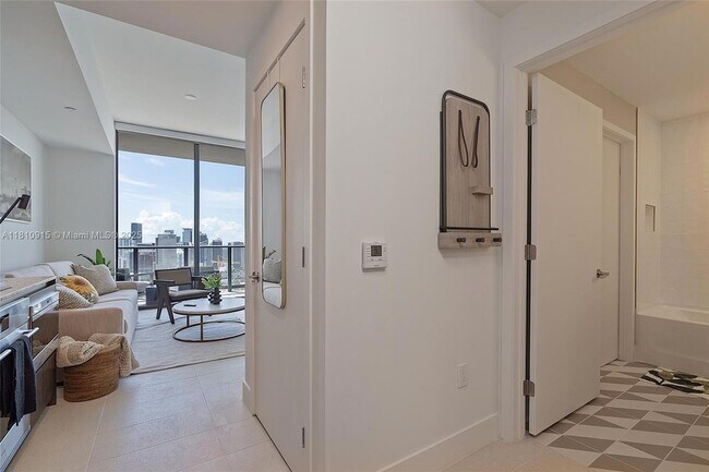 Building Photo - 601 NE 1st Ave