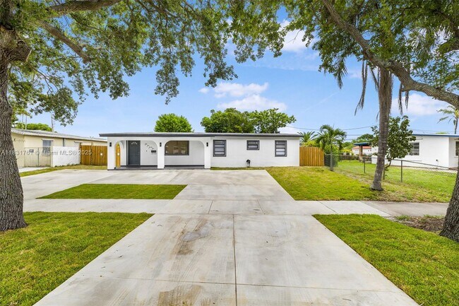 Building Photo - 5425 SW 112th Ave