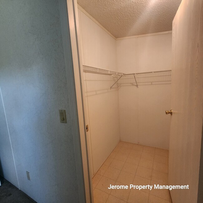 Building Photo - 5924 Vanco Dr