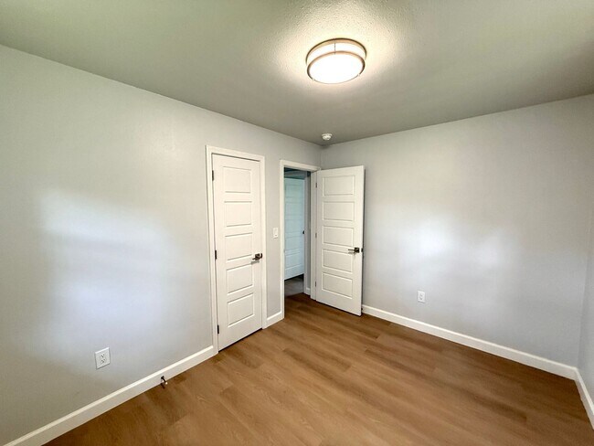 Building Photo - Beautifully renovated 3-bedroom, 1-bathroo...