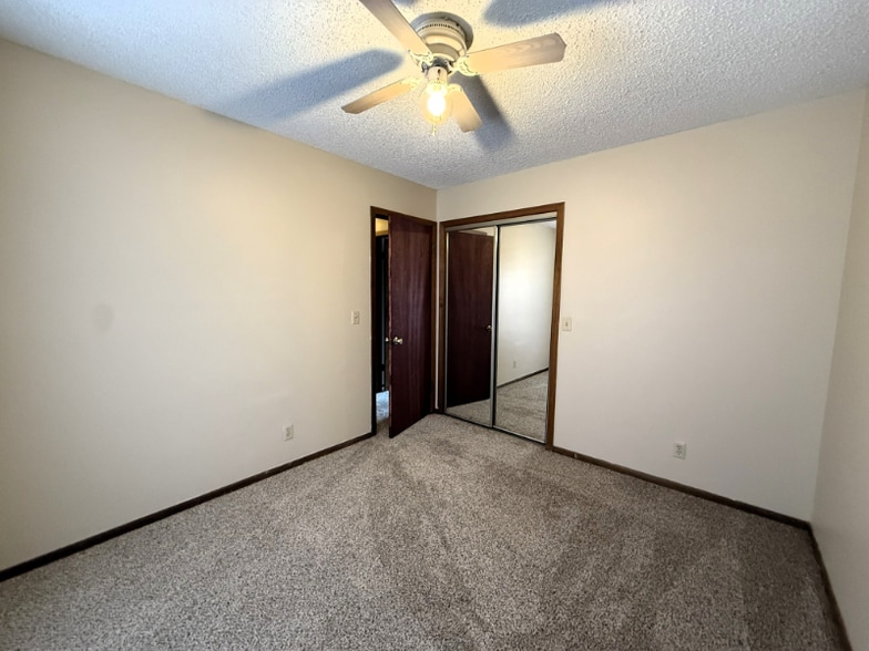 Building Photo - 6725 W Shade Ln