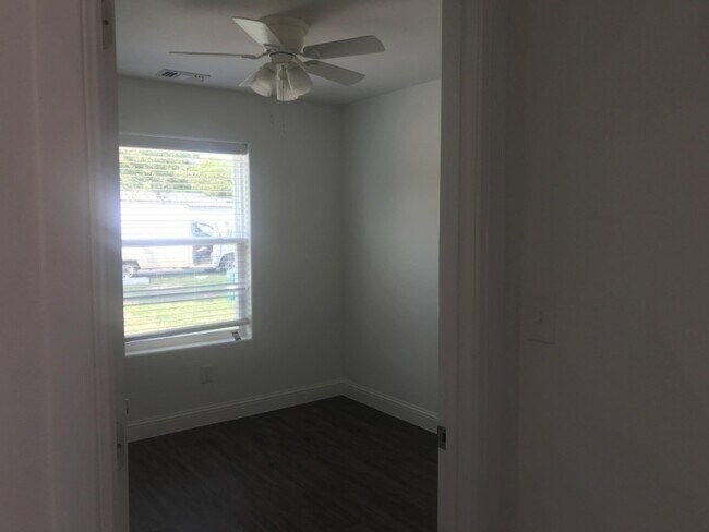 Building Photo - 904 N Bush Ave