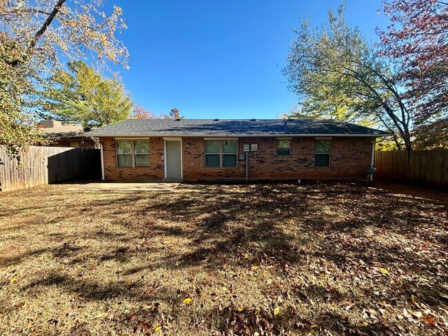 Building Photo - Charming 3 Bedroom 1.5 Bath in Midwest City