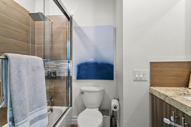 Building Photo - Beautifully Updated 2 Bed/2 Bath Condo with Views!