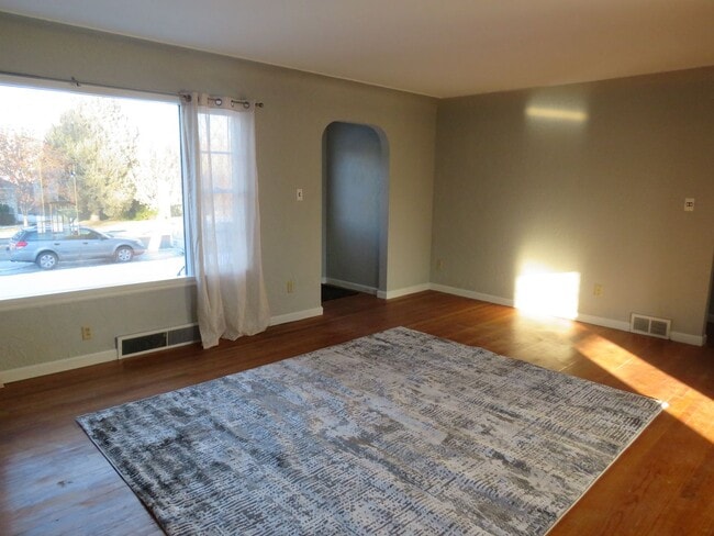 Building Photo - 5 Bedroom, 3 Bathroom House Near Pioneer P...