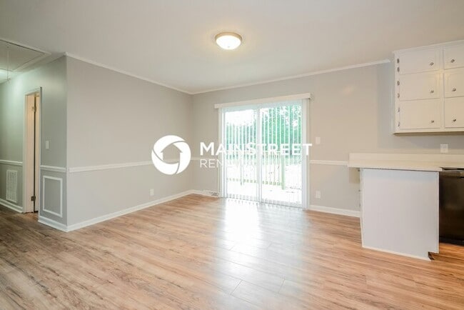 Building Photo - 3 Bedroom Pet-Friendly Home in Birmingham, AL with Main Street Renewal