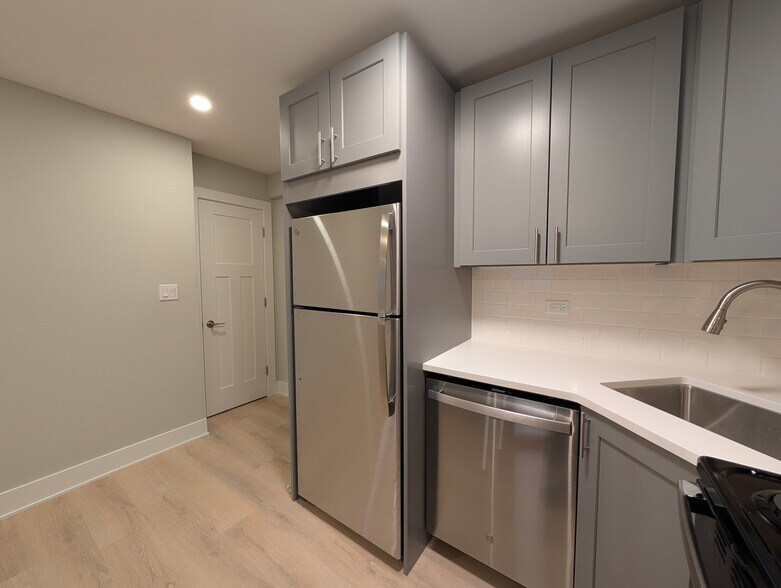 Building Photo - 1214 N La Salle Dr