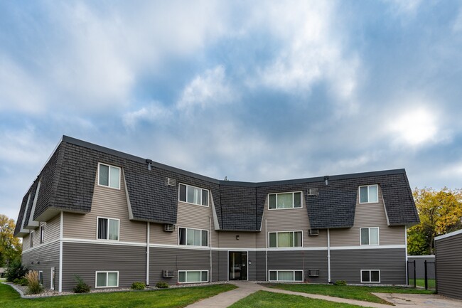 Fargo, ND Summerfield Apartments | Exterior - Summerfield