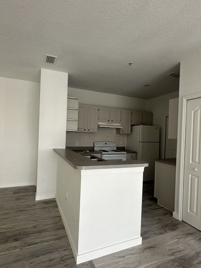 Building Photo - Beautifully Renovated 4 Bed / 2 Bath Condo in Visconti West Condominium- Water View