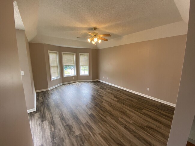 Building Photo - 3 bed/2 bath home in Cul-de-sac