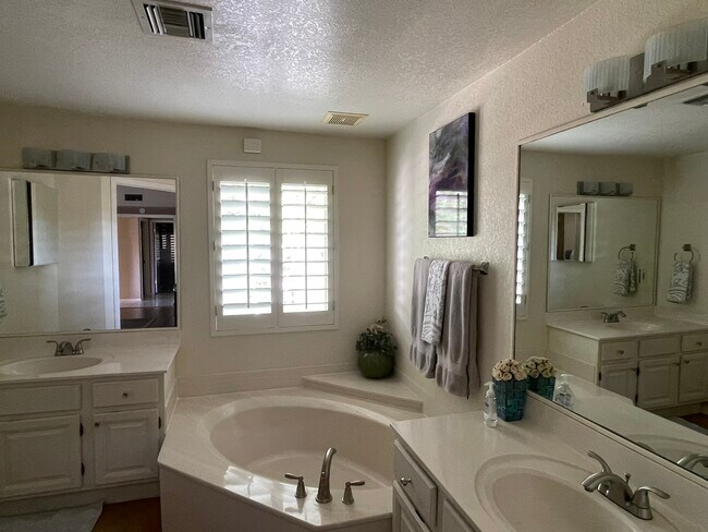 Building Photo - 5521 E Paradise Dr