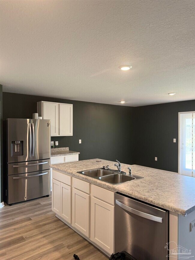Building Photo - 5462 Peach Dr