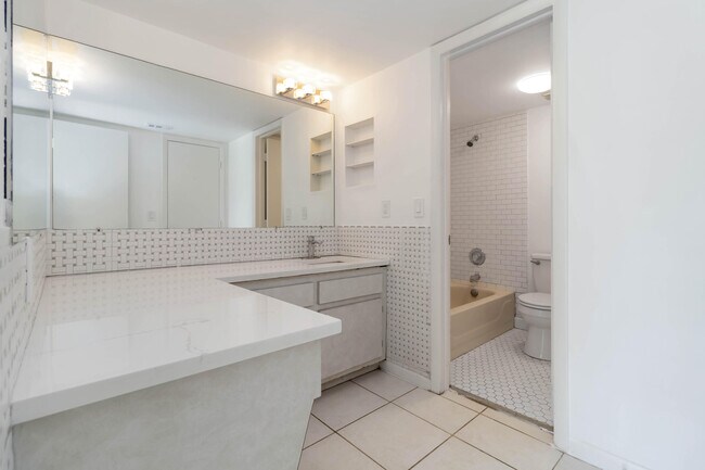Building Photo - 2820 Tennis Club 204 Dr