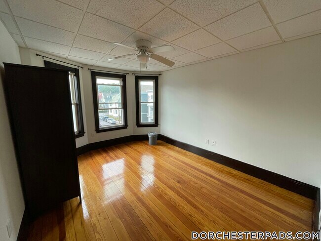 Building Photo - 71 Saxton St