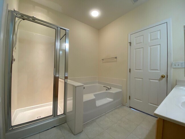 Building Photo - Updated 3 Bed, 2.5 Bath Townhome Available in Mauldin!