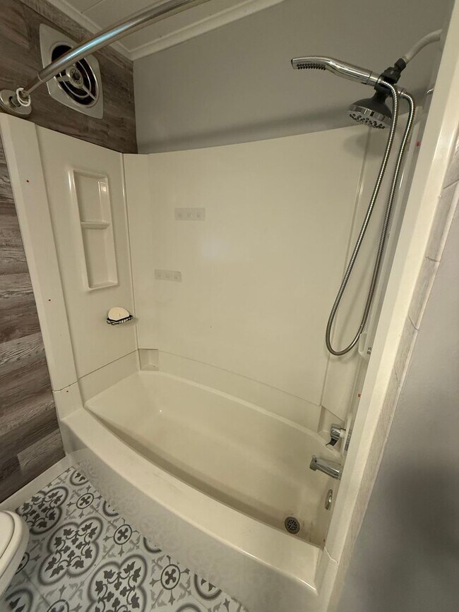 Building Photo - Struthers , 3 bedroom home with full basement and garage.