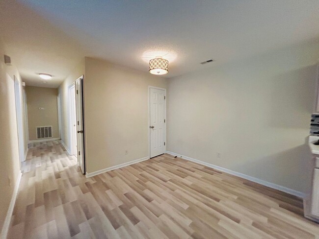 Building Photo - Beautiful Maintenance free 2 bedroom 2 bat...