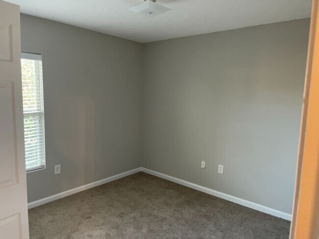 Building Photo - Spacious 3 Bedroom Condo in Villa Beaucler...