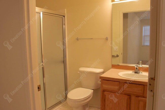 Building Photo - Great 2/2 BR Duplex near Pilot Butte