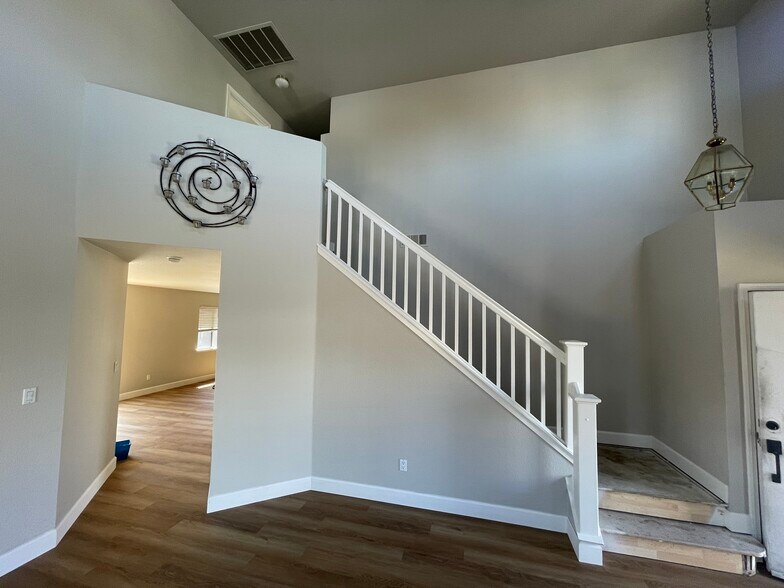Freshly pianted stairs - 3978 Seagull Ct