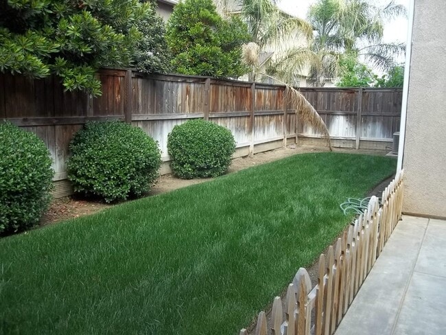 Building Photo - 2-Story home located in the gated communit...