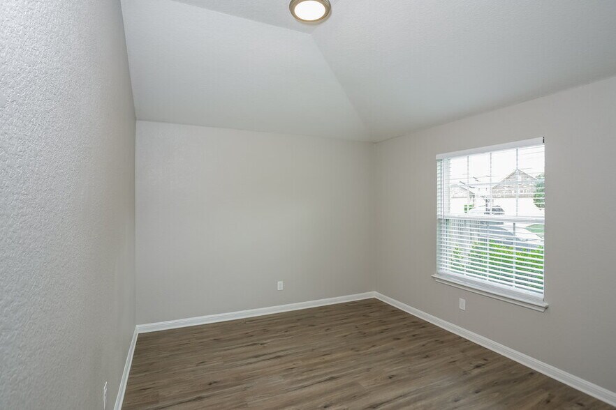 Building Photo - 11822 Woodland Deer